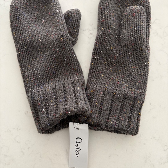 SOLD- Brand new Aritzia Fulton mittens - Picture 3 of 3